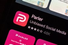 Apple відхилила чергове прохання власників Parler повернути додаток в App Store
