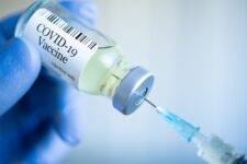 Тысячу за противоковидную прививку смогут получить подростки — президент