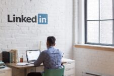 LinkedIn відправила більшість співробітників в оплачувану відпустку