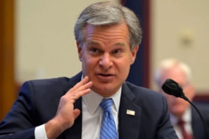 Социальные сети усиливают экстремистские тенденции — директор ФБР