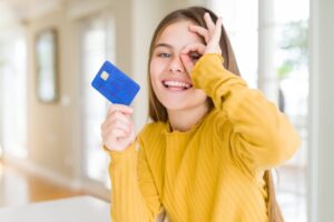 Безналичное детство: где и как оформить детскую платежную карту в Украине