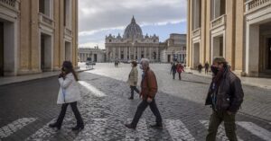 Карантинная весна 2021: как европейские страны продолжают бороться с пандемией