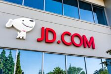 Китайский онлайн-ритейлер JD.com начинает выплачивать сотрудникам зарплату в цифровых юанях