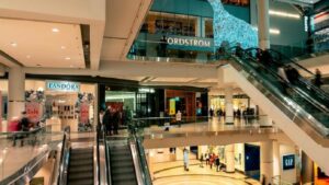 Локдаун и карантин снизили посещаемость ТРЦ более чем на треть