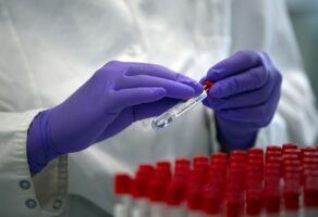 Как изменились цены на акции производителей вакцин против COVID-19 за год