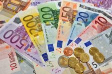 Українським біженцям у Німеччині дозволили міняти готівкові гривні на євро
