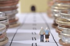 Пенсійний фонд України відчуває серйозний дефіцит: названо суму