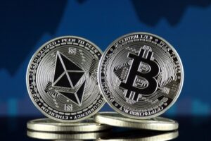 Главные криптовалюты снова в кризисе: BTC потерял 5% стоимости, ETH — 6%