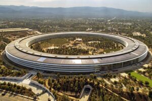 Apple платить сотні тисяч доларів, щоб утримати інженерів від переходу до Facebook
