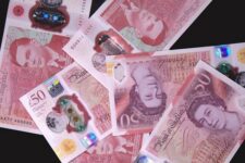 Великобританія відмовиться від паперових банкнот з наступного року