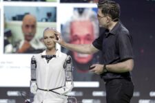 Медсестра Грейс: создатели робота-андроида Софии представили новый проект