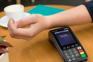 Европейский стартап представил платежные импланты