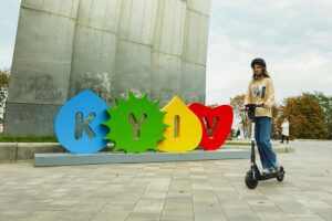 Обмеження швидкості, страховка і закриті зони: в Києві встановили нові правила для електросамокатів