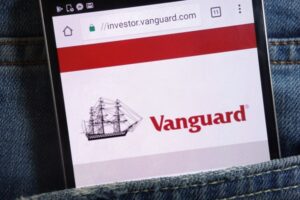 Крупнейший инвестиционный фонд в мире заплатит своим вакцинированным сотрудникам по $1000