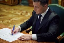 Зеленський підписав законопроєкт про режим «без паперів»