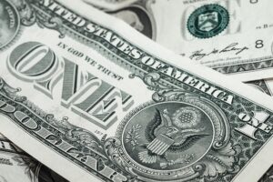 Пік виплат за держборгом та локдаун: яким буде курс долара в Україні восени