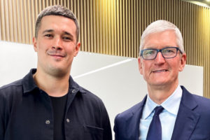 Украинская Siri, ЭКГ в Apple Watch и перепись населения по инновационным технологиям: о чем Михаил Федоров общался с главой Apple