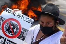 В Сальвадоре продолжаются протесты против легализации биткоина