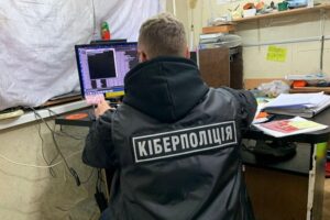 Вмешивался в работу платежных систем и присваивал деньги: киберполиция разоблачила столичного хакера