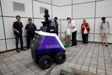 У Сінгапурі тестують роботів для патрулювання громадських місць