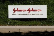 Інвестиції: Johnson & Johnson багатіє завдяки вакцині проти COVID-19