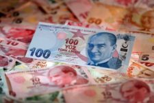 Решение о выдворении из Турции зарубежных дипломатов обвалило курс лиры