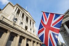 Банк Англии впервые с 2018 года повысил базовую процентную ставку
