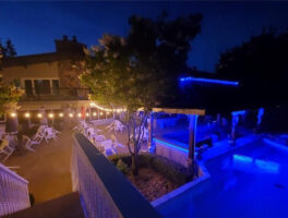 У Канаді тисячі людей прикидаються нудистами, щоб купити будинок зі знижкою