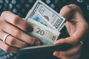 Опитування: третина мешканців України скаржиться на низький рівень доходів