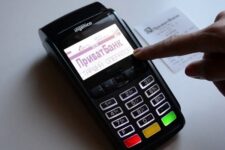 ПриватБанк запустив послугу поповнення банківських карток на касах торгових точок