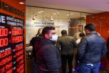 «В настоящее время недоступно»: турки не могут купить iPhone после падения лиры