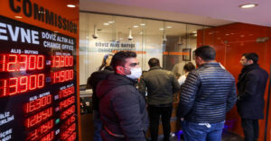 «Наразі недоступно»: турки не можуть купити iPhone після падіння ліри