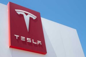 Опитування Ілона Маска у Twitter обвалило курс акцій Tesla