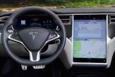 Користувачі автопілота Tesla тепер повинні погоджуватися на зйомку відео