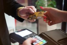 Смартфон замість гаманця: половина британців вважають, що готівка їм більше не потрібна — Mastercard