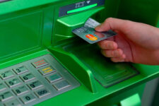 ПриватБанк на 3,5 часа приостановит работу банкоматов, терминалов и денежных переводов