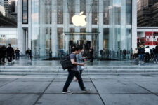 Співробітники Apple йдуть з роботи напередодні Різдва, закликаючи клієнтів нічого не купувати