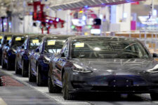 Tesla отзывает почти полмиллиона своих автомобилей из-за проблем с безопасностью