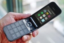 Майже третина українців досі користуються кнопковими телефонами