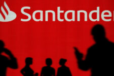 Банк Santander помилково відправляє тисячам британців різдвяний бонус у розмірі 130 мільйонів фунтів стерлінгів