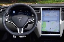Tesla потрапила під слідство через ігрову функцію сервісу Passenger Play