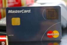 Стало відомо, банки яких країн у 2022 році почнуть пропонувати клієнтам біометричні платіжні картки