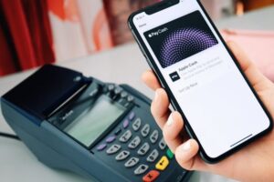 iPhone для бізнесу: Apple додасть у свій смартфон функцію терміналу