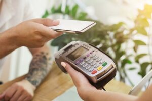 Слідом за ПриватБанком: Ощадбанк знизив тариф на еквайринг