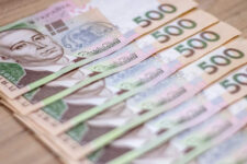 Середня зарплата в Україні збільшилася більш ніж на 3 тисячі гривень