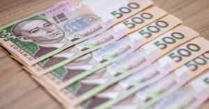 Середня зарплата в Україні збільшилася більш ніж на 3 тисячі гривень
