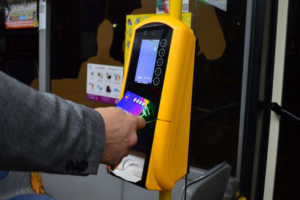 У муніципальному транспорті Києва протестують оплату банківською карткою