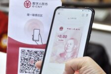 Цифровий юань провалився? Учасники Олімпіади у Пекіні платять звичайними картками