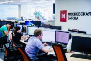 Вторгнення Путіна в Україну обвалило рубль та російську фондову біржу