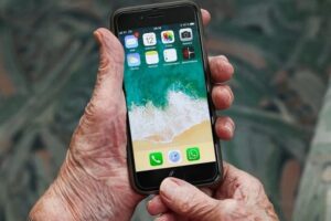 Смартфони “від Зеленського” роздаватимуть у відділеннях банків: подробиці